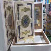 قرآن کریم رنگ سفید – عروس ( رحلی – کاغذ گلاسه تمام رنگی – جعبه لپ تابی – پلاک دار )