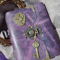 کلاسور چرمی ابعاد 21 در 16 ، چرم گاوی افکتی کریزی بنفش، به همراه صد برگ کاغذ خطدار نخودی، چفت دکمه ای، لاکتابی چرمی