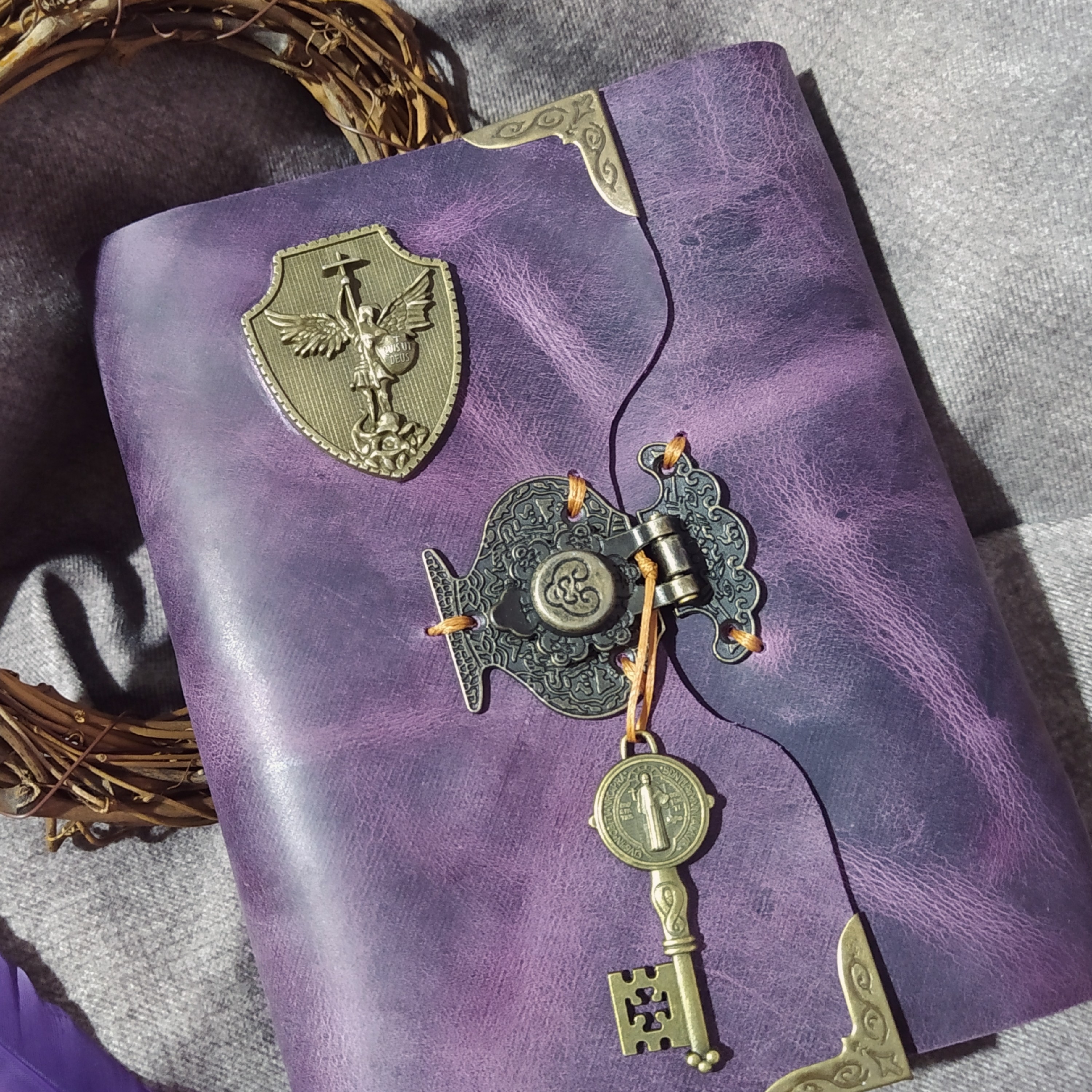 کلاسور چرمی ابعاد 21 در 16 ، چرم گاوی افکتی کریزی بنفش، به همراه صد برگ کاغذ خطدار نخودی، چفت دکمه ای، لاکتابی چرمی