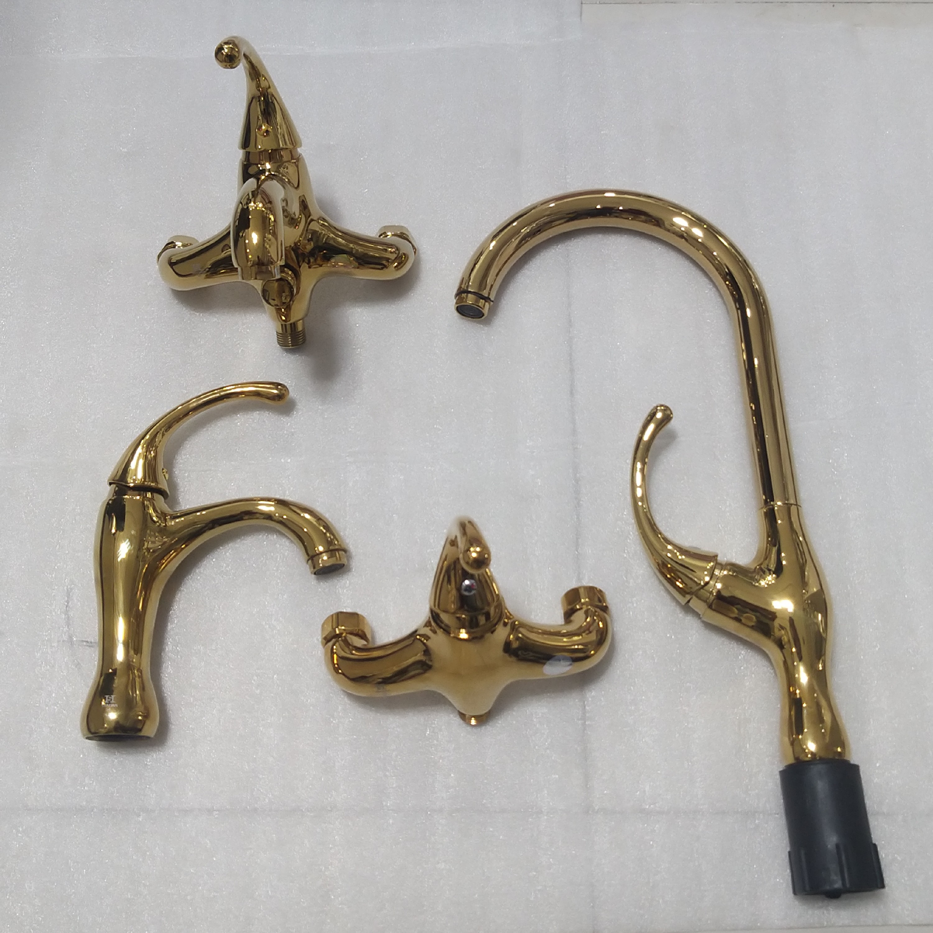 ست 4 تیکه شیرآلات فابیا طلایی  شادان ( طرحی زیبا و سنگین )