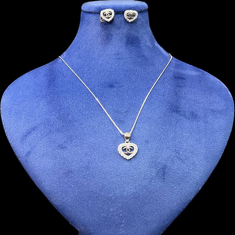 نیمست نقره طرح چنل شامل گردنبند و گوشواره