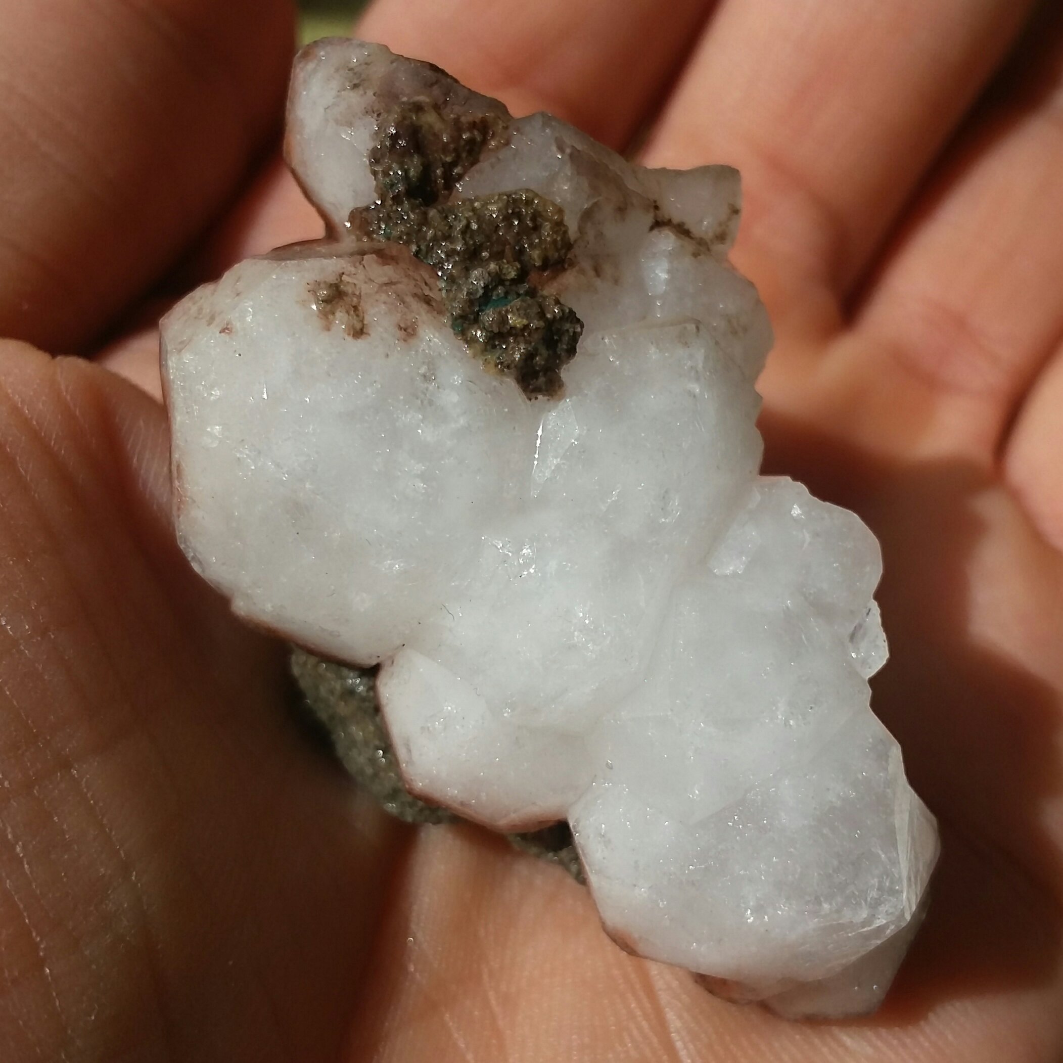 نمونه کلکسیونی آنالیسم بلور درشت سفید روی بستر بسیااااار زیبا کاملا طبیعی شااااه