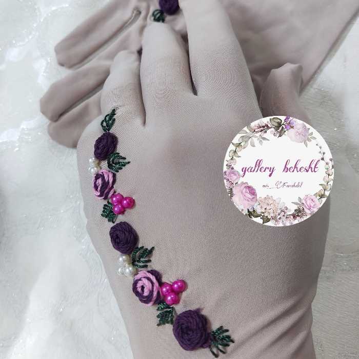 دستکش کرم گلدوزی شده طرح پنج گل بادمجونی