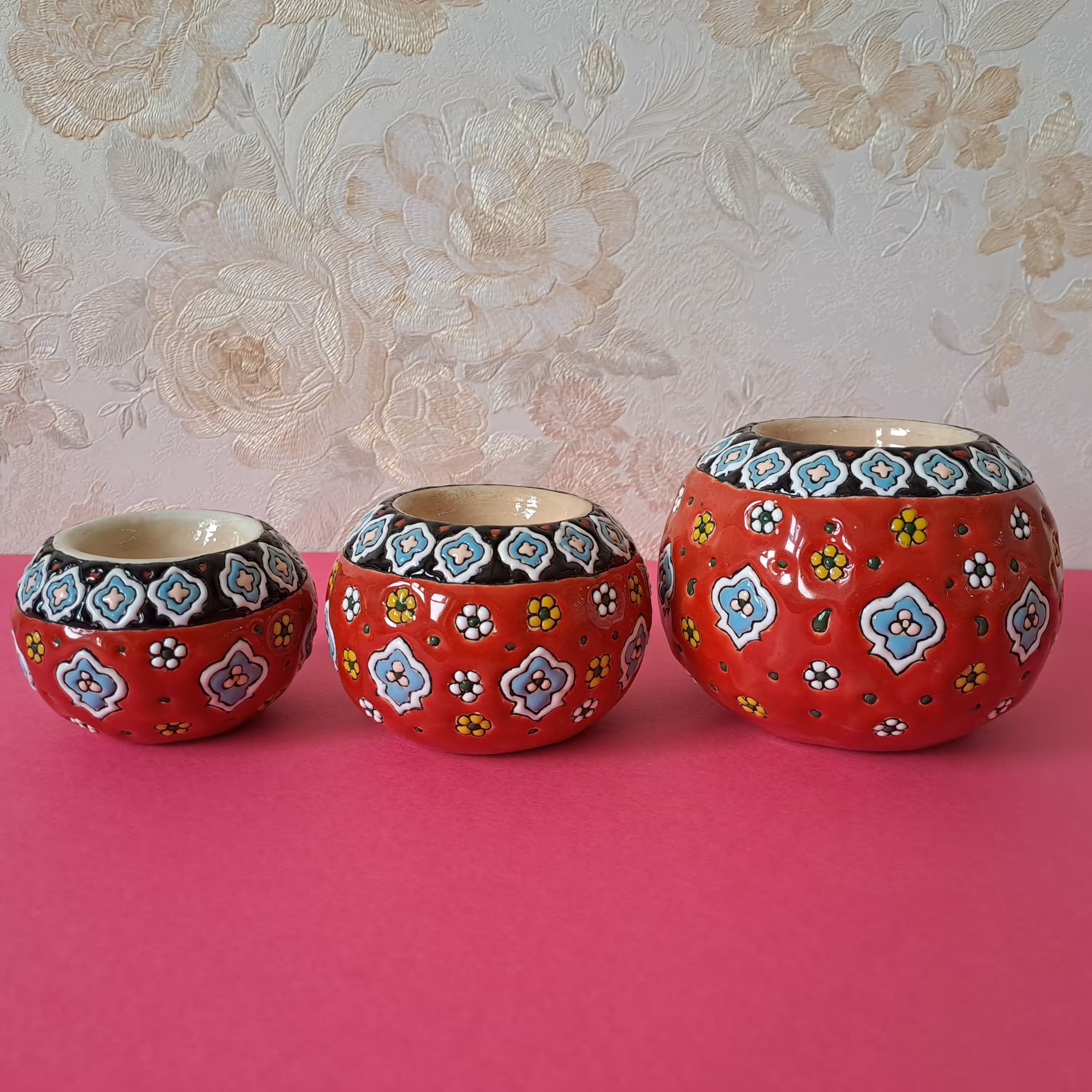 جا شمعی و جا عودی میناکاری سفال هم جای شمع وارمر هم جاعودی رنگ زمینه قرمز