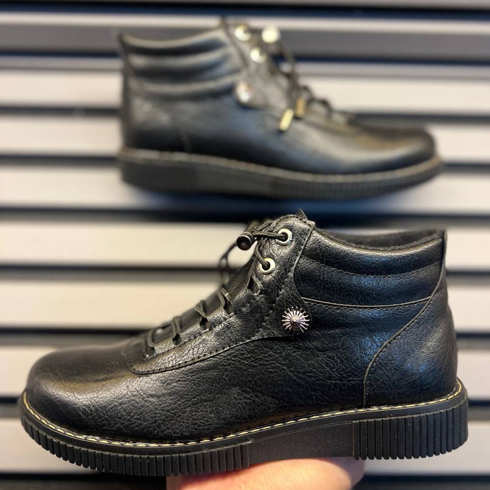 کفش کلاسیک 
کد 482 
قالب استاندارد 
نیم ساق ستاره
کیفیت عالی
پاخور شیک
Size 37 ta 40