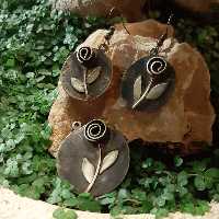 نیم ست گوشواره و گردنبند گل برجسته سیاه قلم