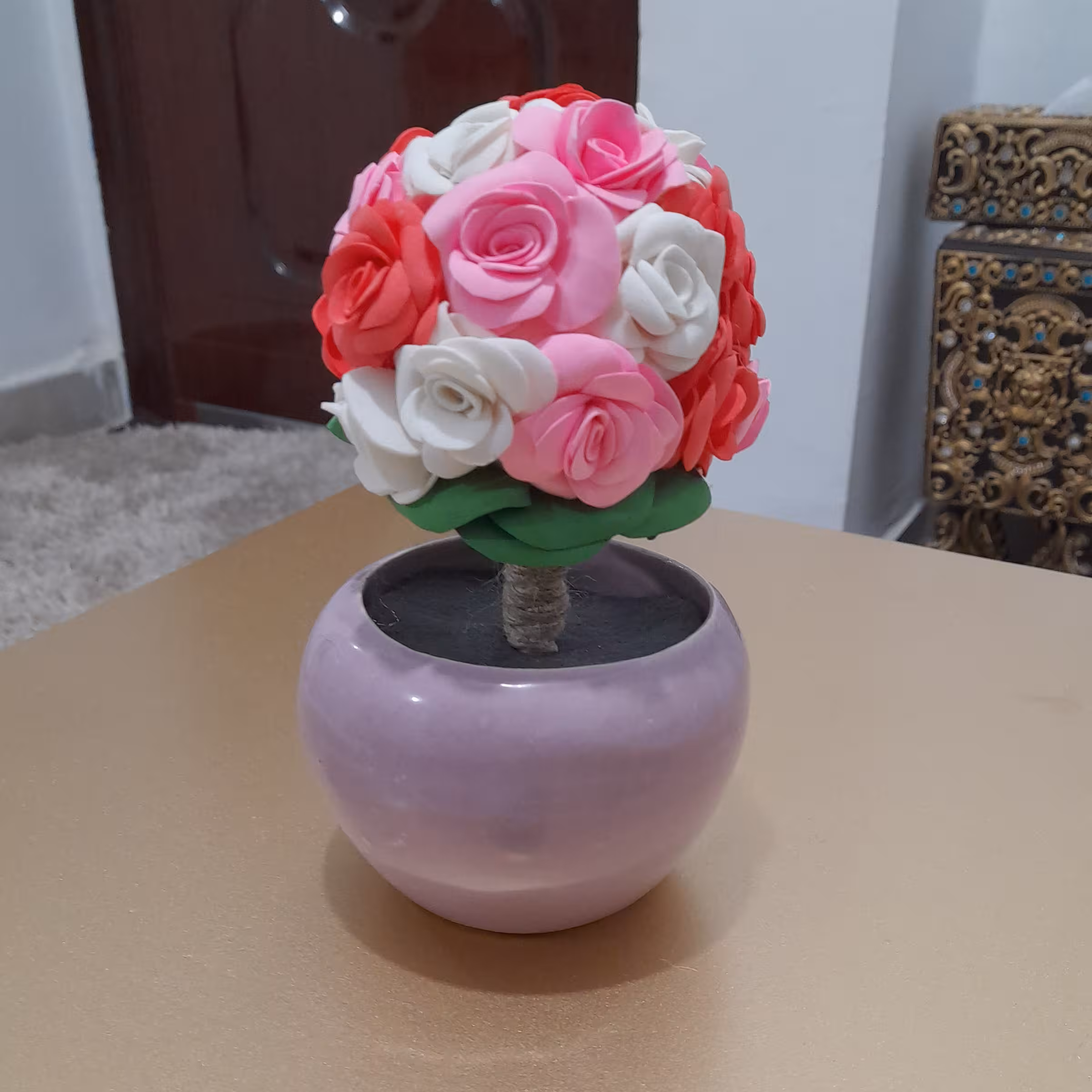 گل مصنوعی خوش رنگ و گلدان سفالی