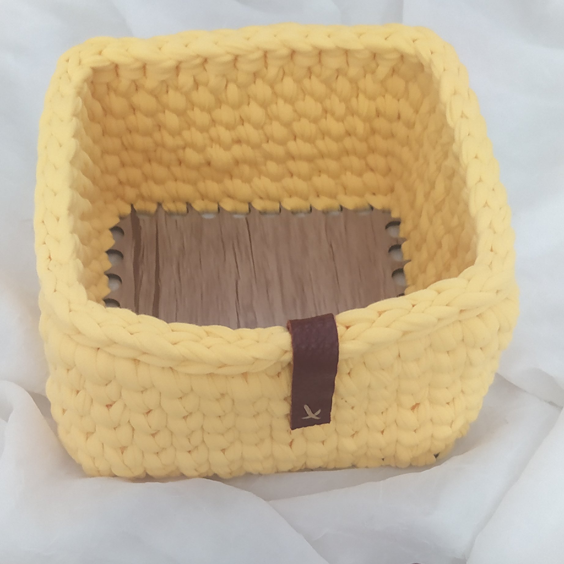 سبد برای اطاق خواب دارو ها رو داخل این سبد قرار میدهیم رنگش لیمویی خوشرنگ