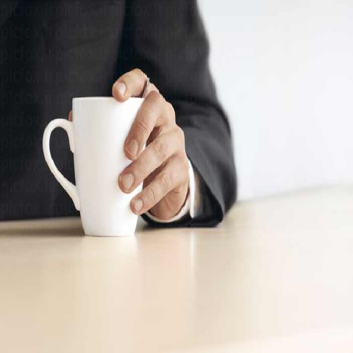 خرید و دانلود عکس فنجان سفید در دست روی میز برای تبلیغات لوازم آشپزخانه | پیک فاکس | Pic Fox