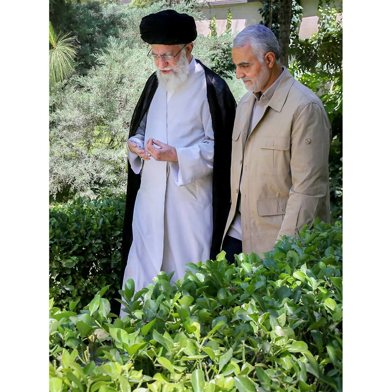 تابلو شاسی مدل مقام معظم رهبری در کنار شهید حاج قاسم سلیمانی کد 35 | دنیای قاب