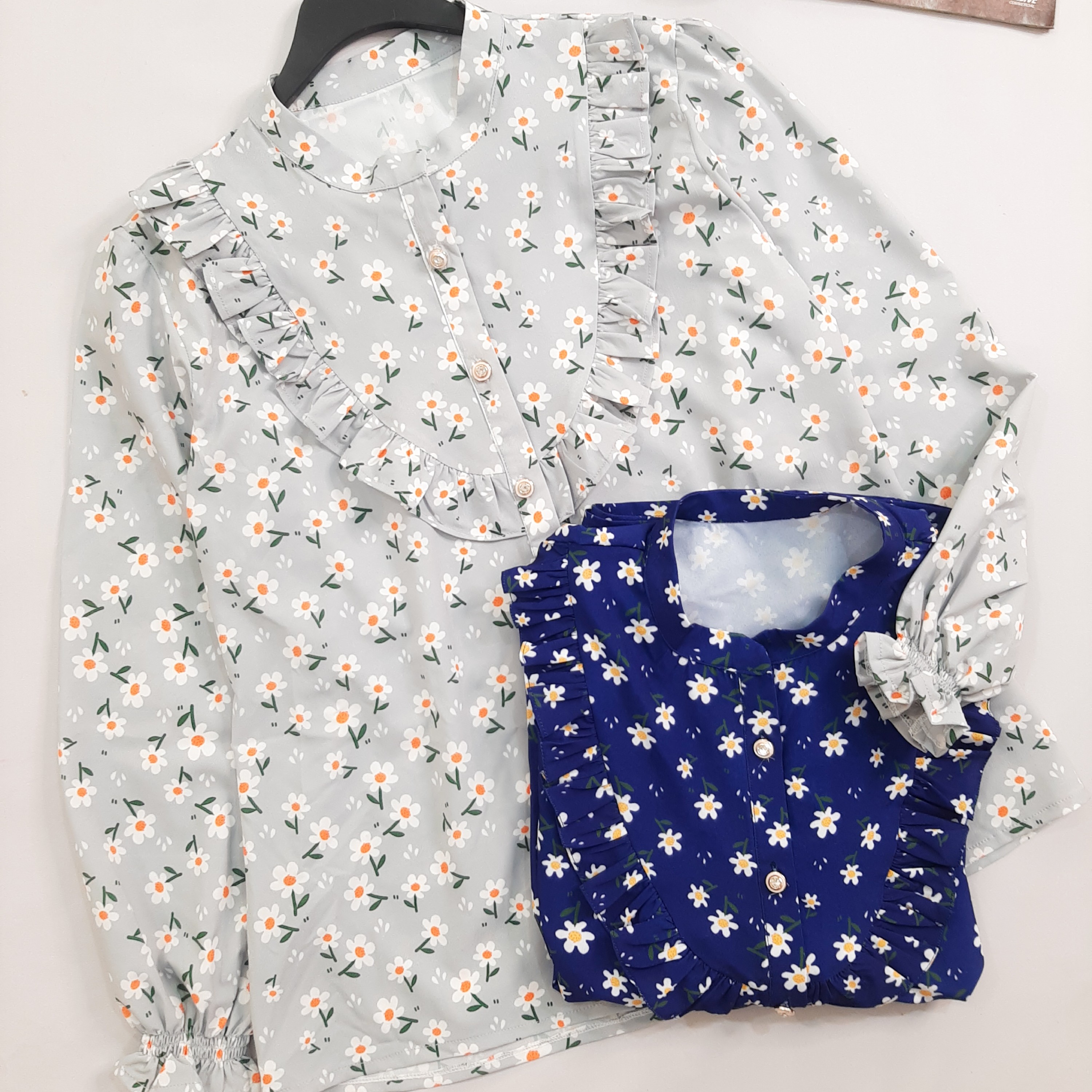 شومیز گل بابونه جنس کرپ حریر  دارای دو سایز مناسب 36-48