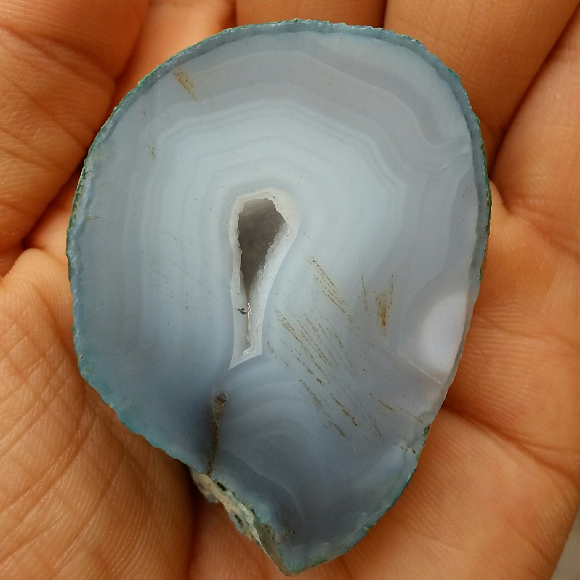 اسلایس سنگ راف عقیق سلیمانی 3 بعدی تو خالی بلور ریز بسیار زیبا محشر 100 در صد طبیعی بینظیر شااااهکار خلقت دیدنی 