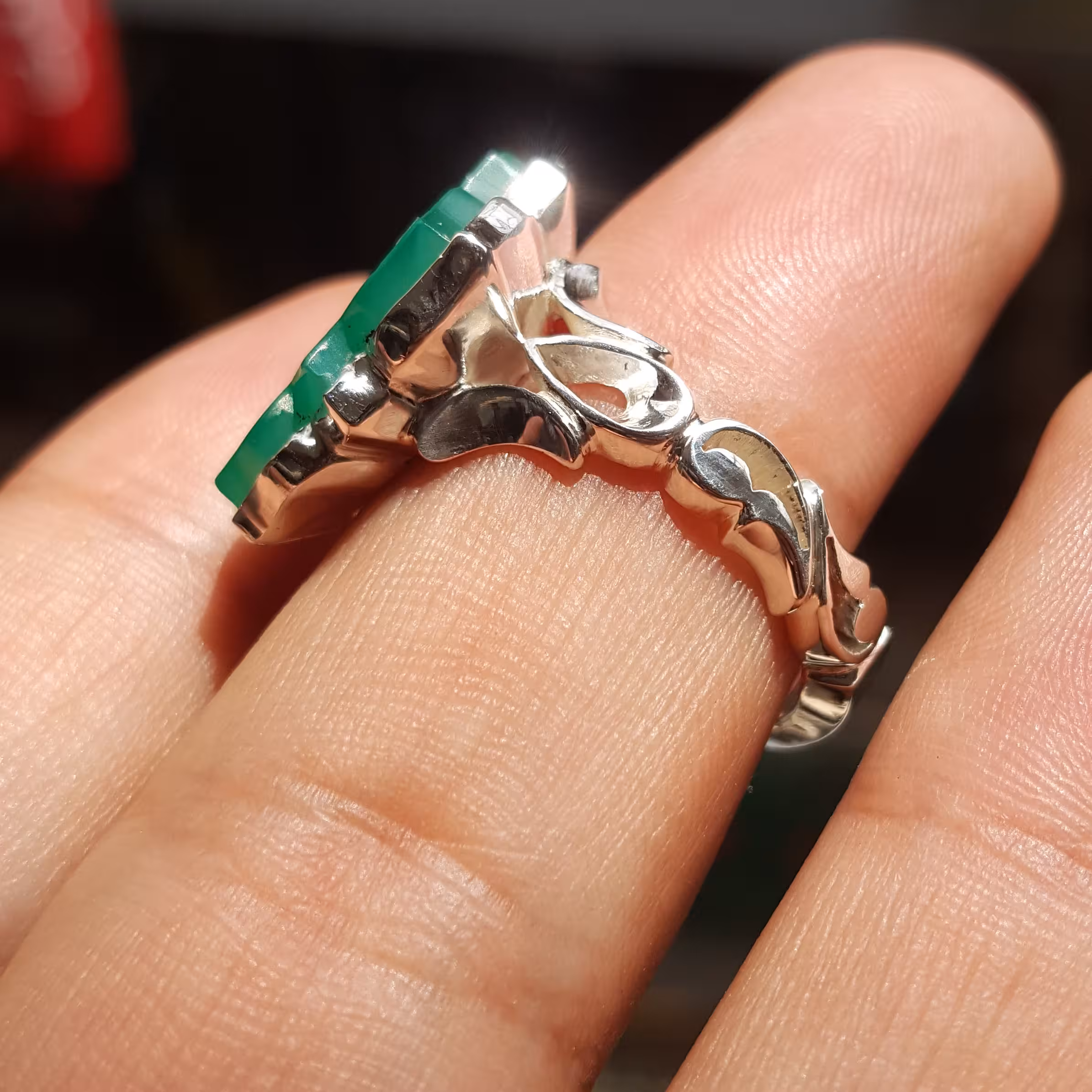 نگین عقیق سبز 
انگشتر شمسه 
خط استاد وفی 
تراش استاد هنرجو 
حرز امام جواد علیه السلام 
تربت امام حسین علیه السلام زیر نگ