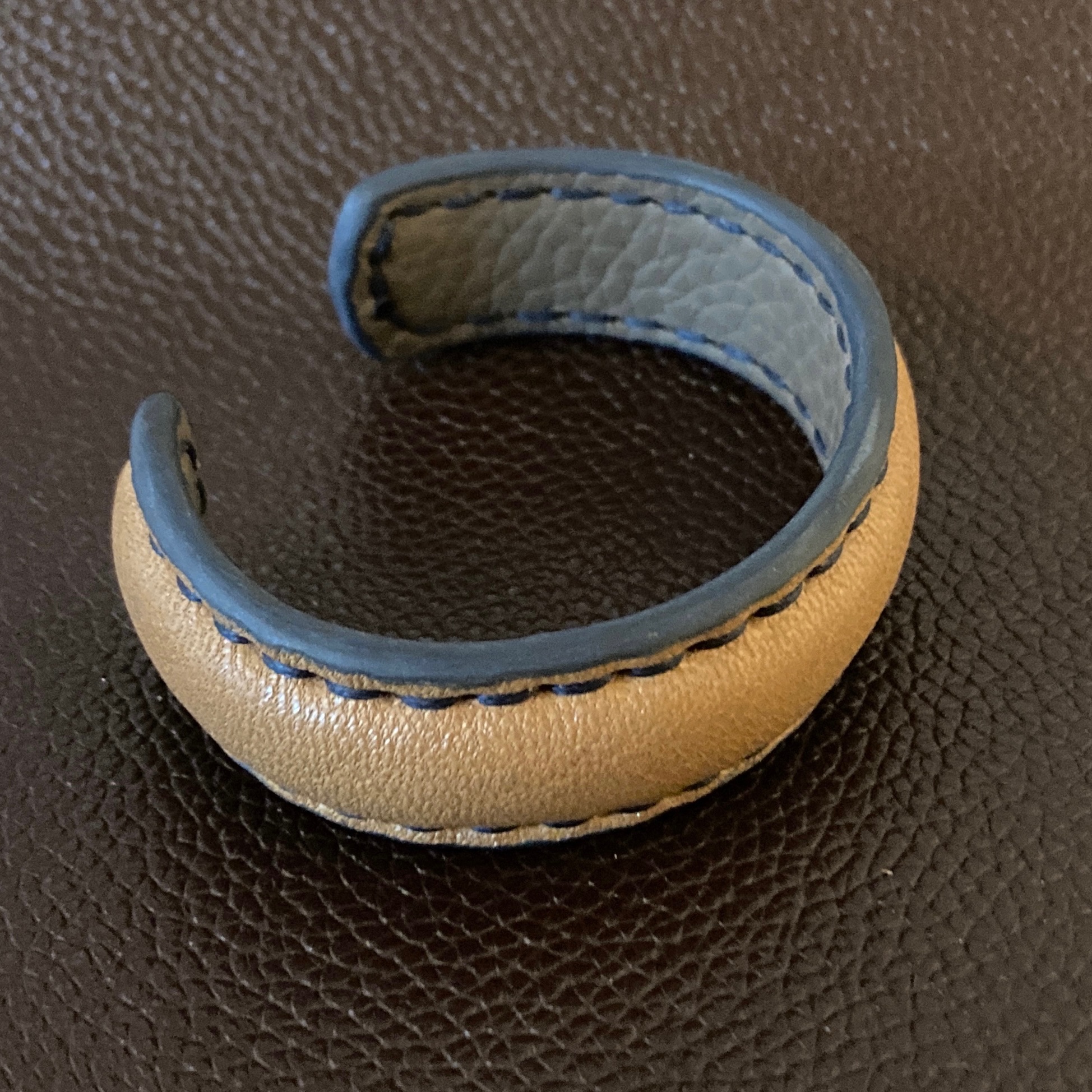 دستبند چرمی برجسته مدل بدون قفل