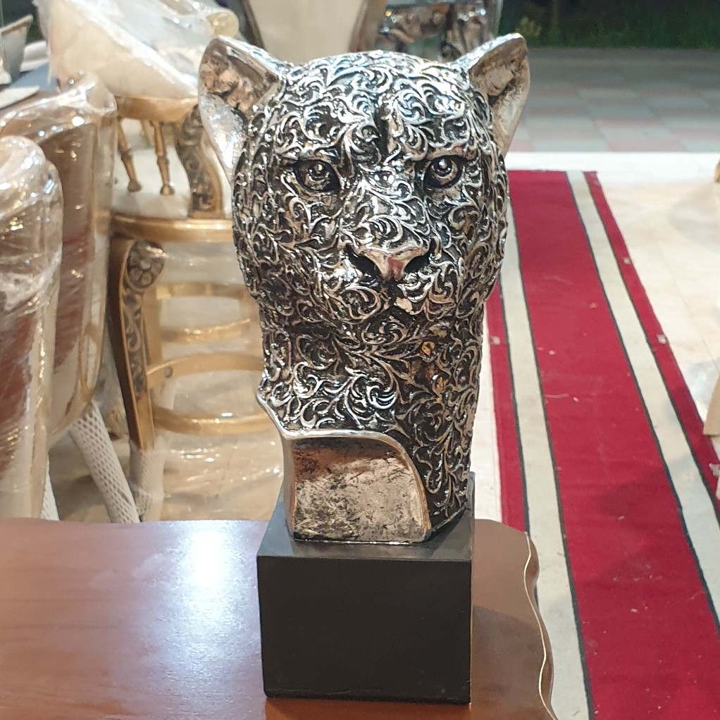 مجسمه یوز پلنگ در دورنگ طلایی و نقره ای