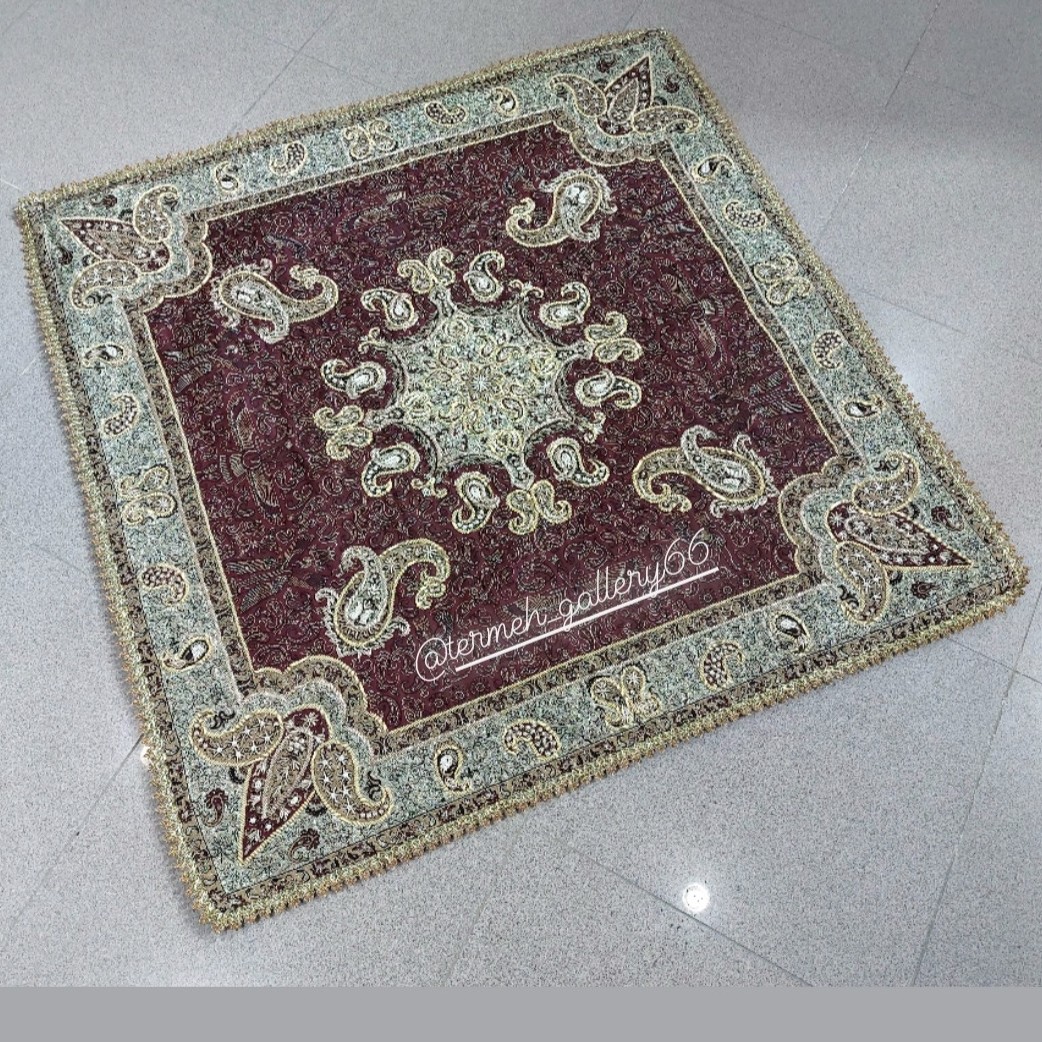رومیزی ترمه اصل ابریشمی.شناسنامه دار.ابعاد 1در1.کار شده با سرمه ضمانتی رنگ ثابت.دستدوز.دوخت استادکار