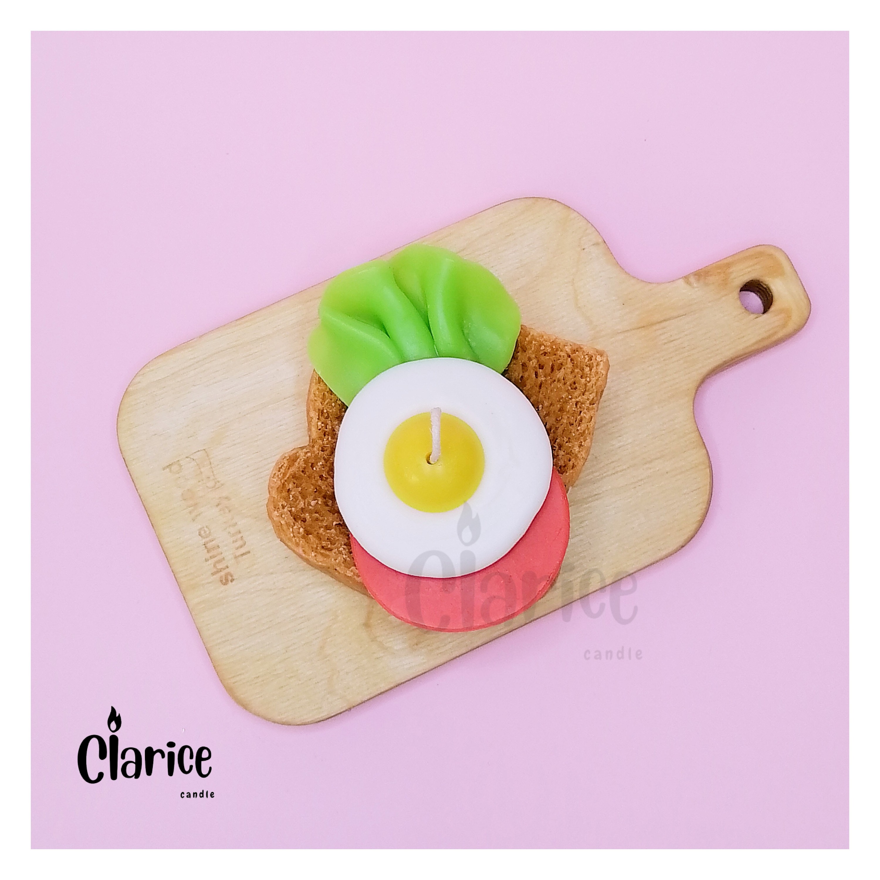 شمع نان تست با  نیمرو و کاهو