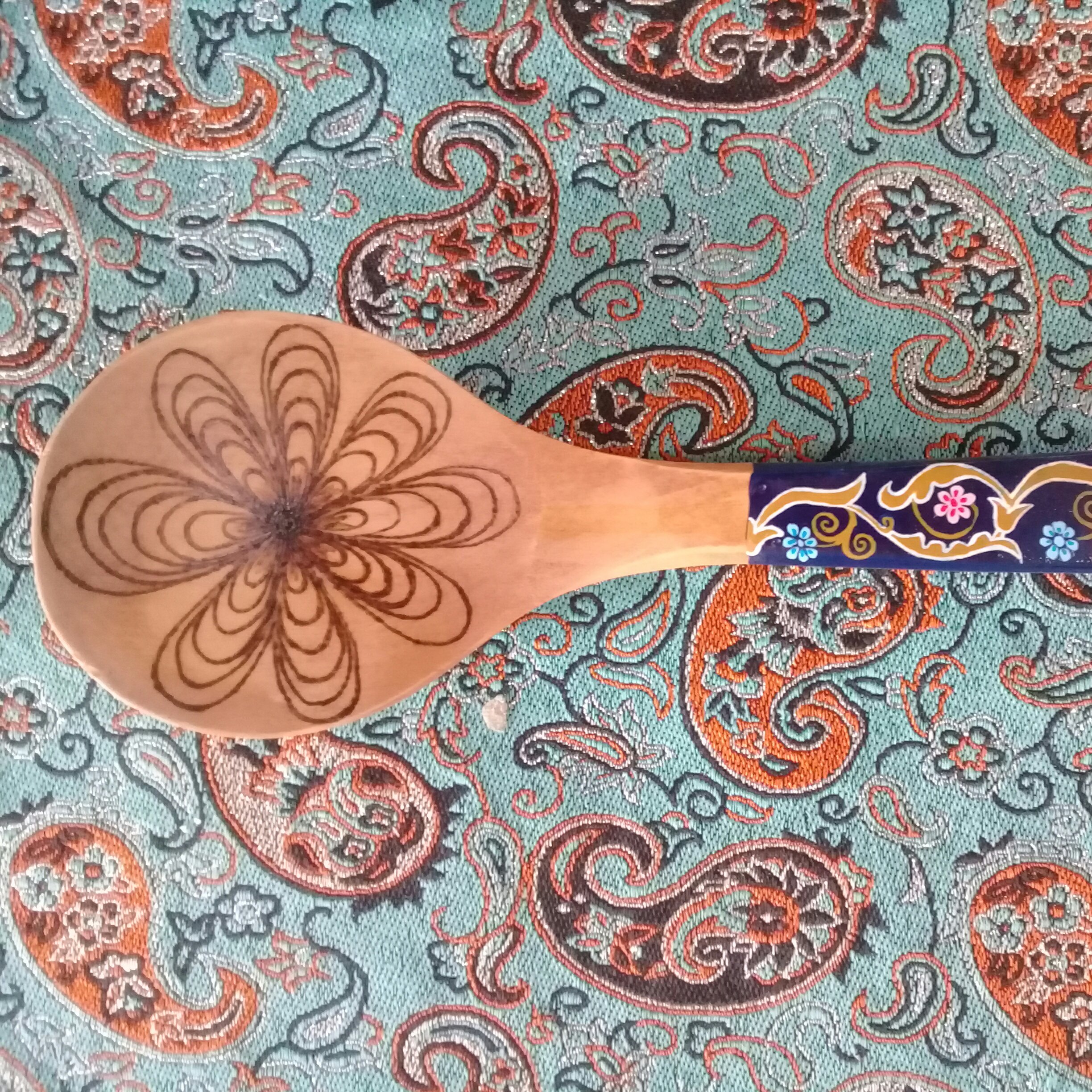 ملاقه چوبی گود دسته تقریباً کوتاه مزین به نقوش سنتی و با گواش و سوخته نگاری