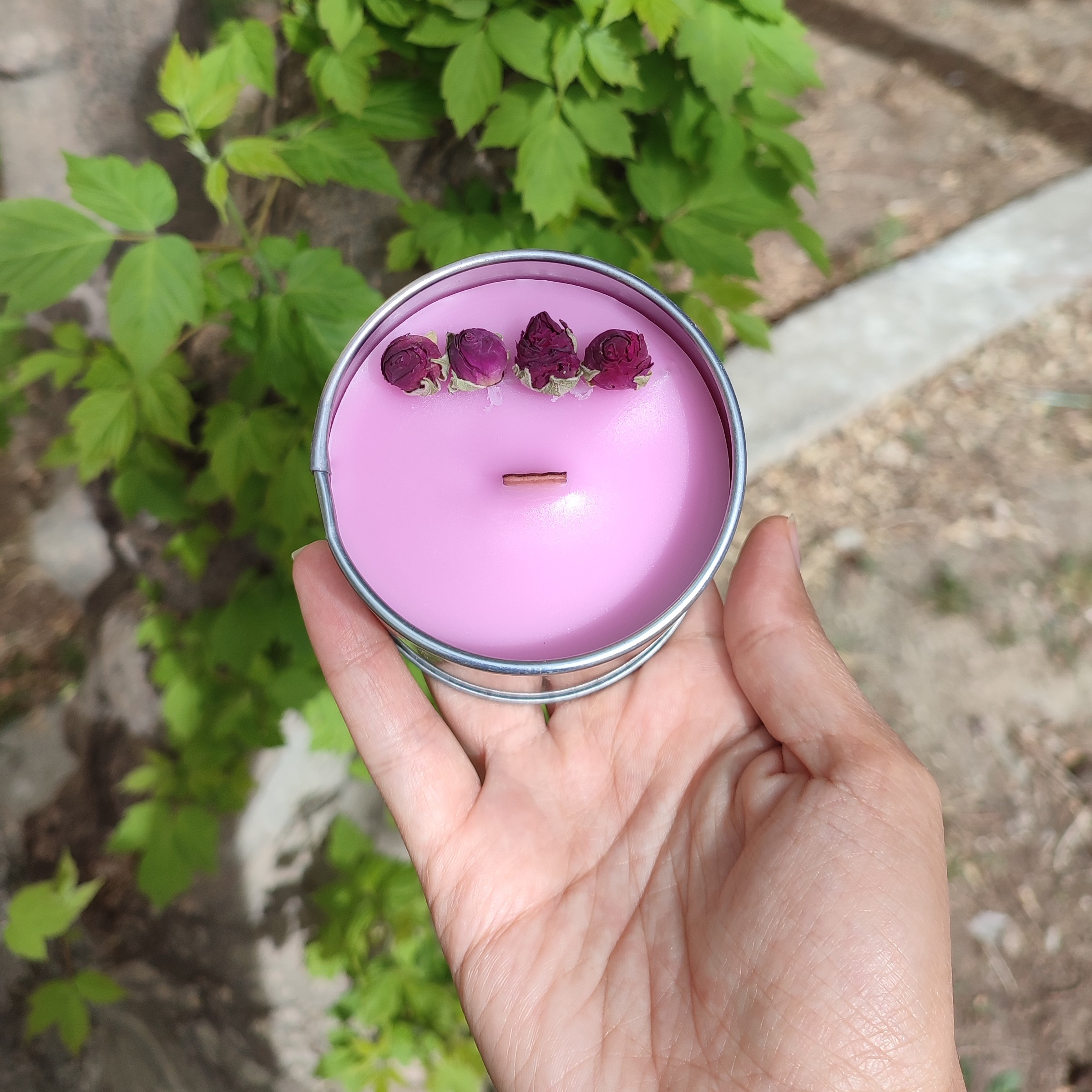 شمع قوطی فلزی. درب دار. دیزاین غنچه گل محمدی. عطر دار