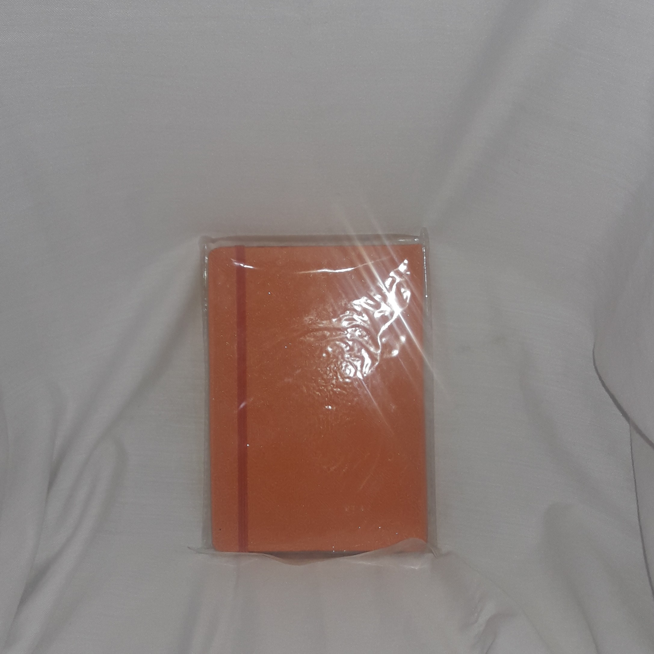 دفترچه یادداشت جلد سخت اکلیلی ته دوختی کش دار سایز 1.8