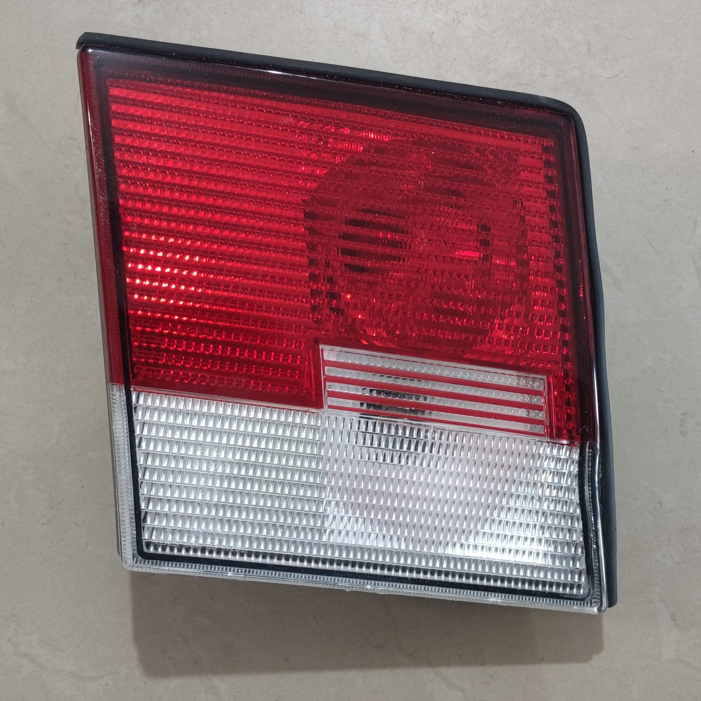 چراغ عقب روی درب صندوق چپ کامل سمند