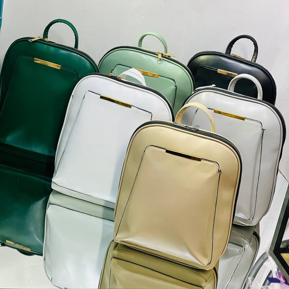 کوله پستی زه دار چرم ابعاد 28در42 رنگبندی دار ارسال رایگان
