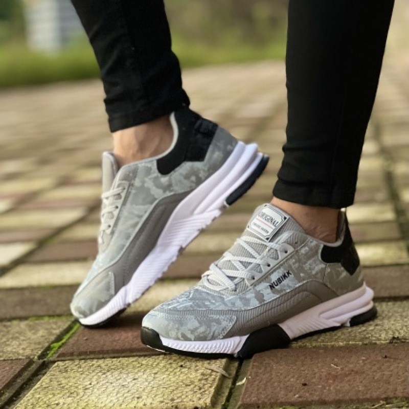 کفش کتونی مردانه مدل نوبیک رنگ طوسی مشکی سفید  مناسب استفاده روزمره و پیاده روی