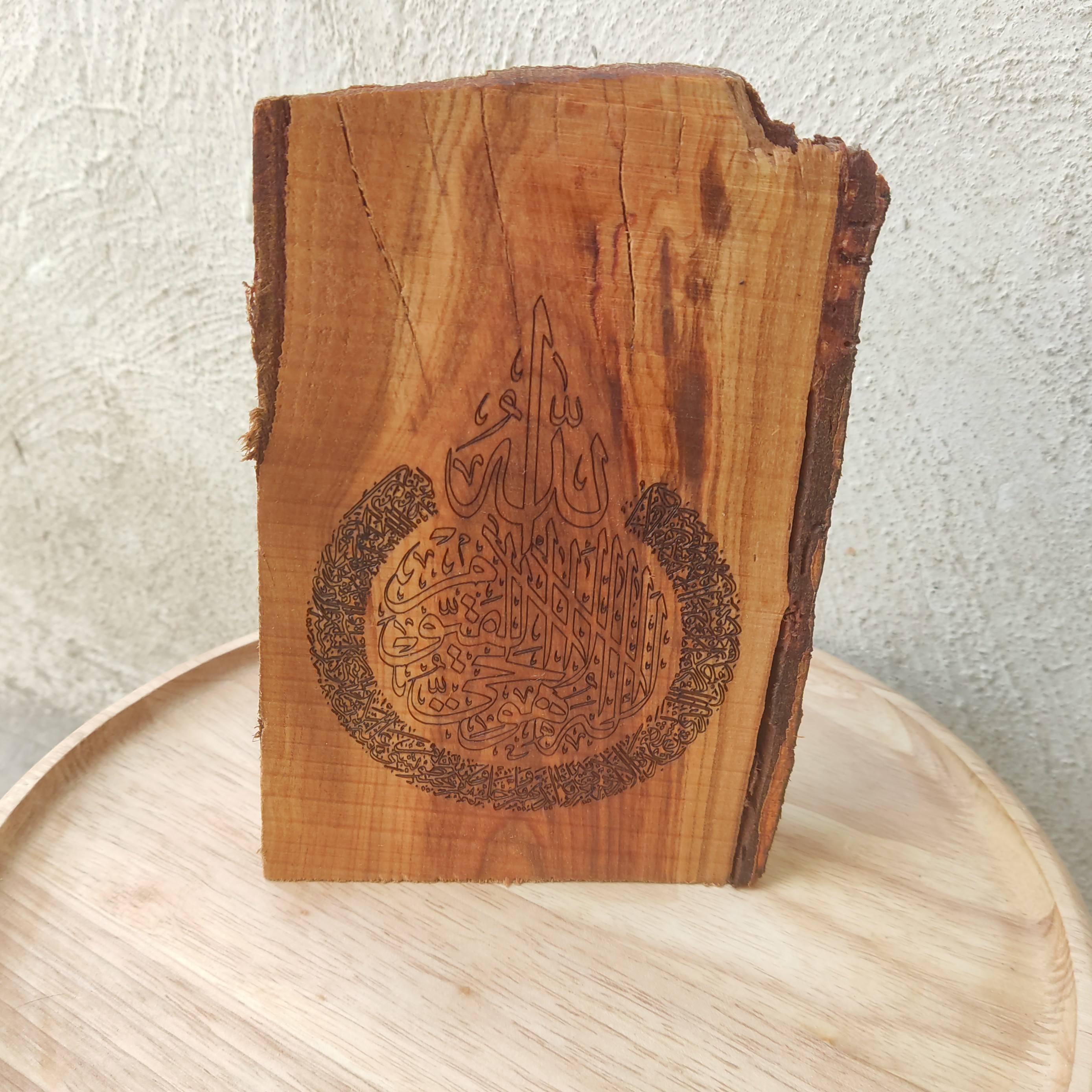 دکوری آیت الکرسی حک شده روی چوب
