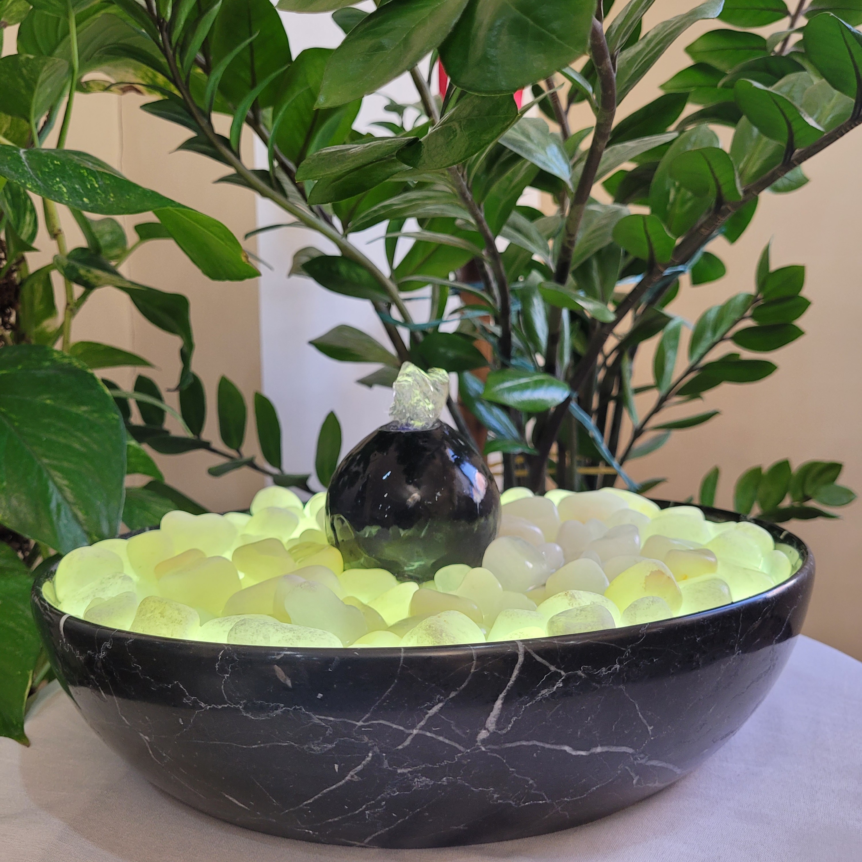 آبنما سنگ مرمریت مشکی به همراه گوی مرمریت و نور سفید (امکان تغییر رنگ نور می باشد)