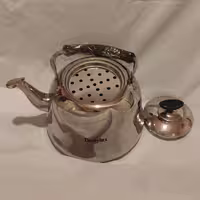 کتری لوله ای سوت دار  برند دستی لوکس ، حجم سه لیتر ، دارای صفحه مشبک  جهت قرار گیری مناسب قوری روی کتری