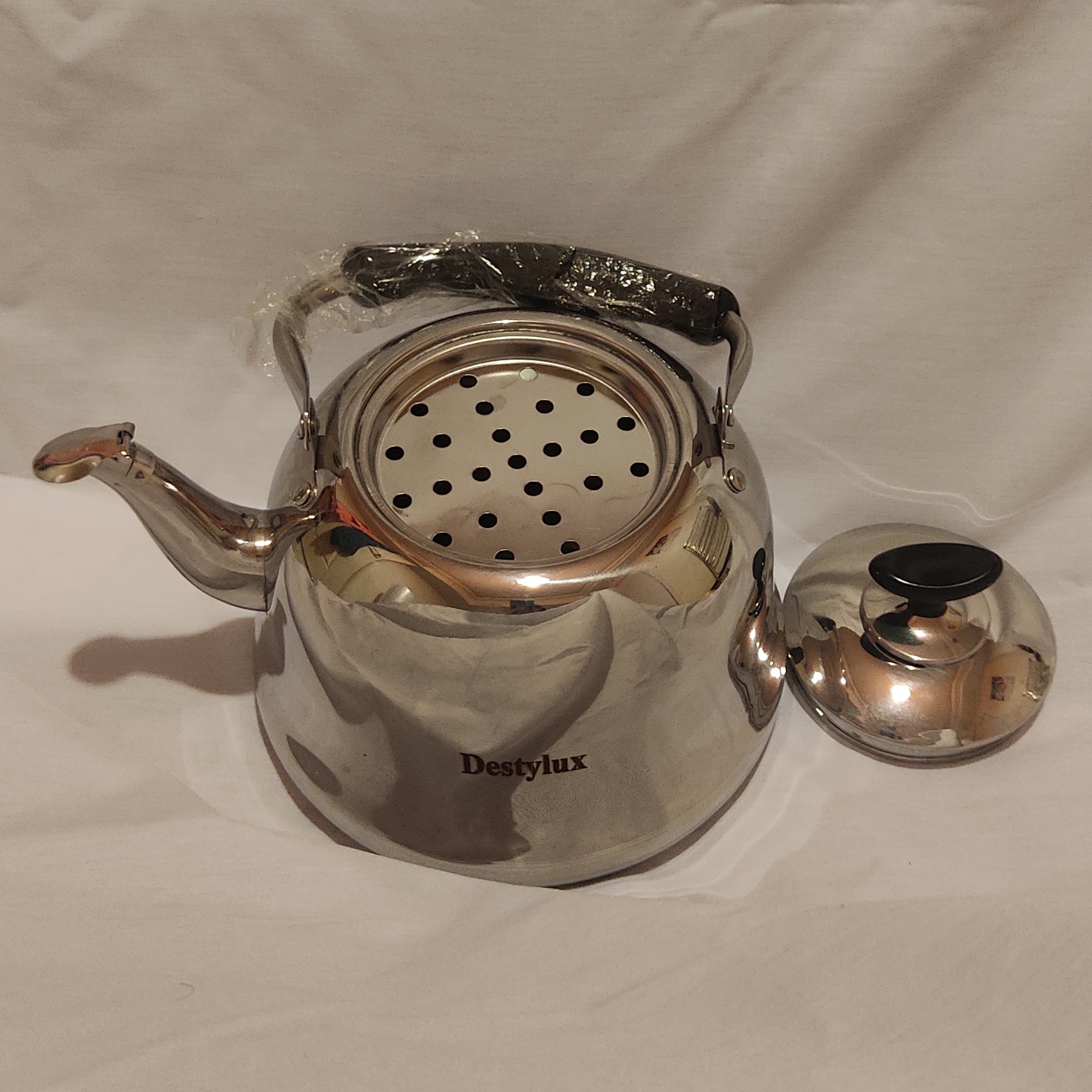 کتری لوله ای سوت دار  برند دستی لوکس ، حجم سه لیتر ، دارای صفحه مشبک  جهت قرار گیری مناسب قوری روی کتری