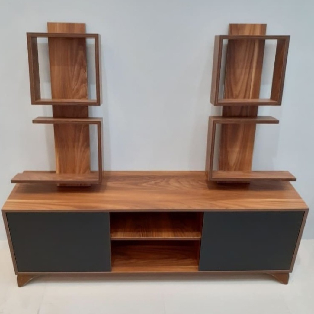 میز تلوزیون مدل deniz 2113  با دودرب مگنتی و دو عدد شلف دیواری   لولا آرام بند تمام mdf  وپایه های مقاوم وزیبا