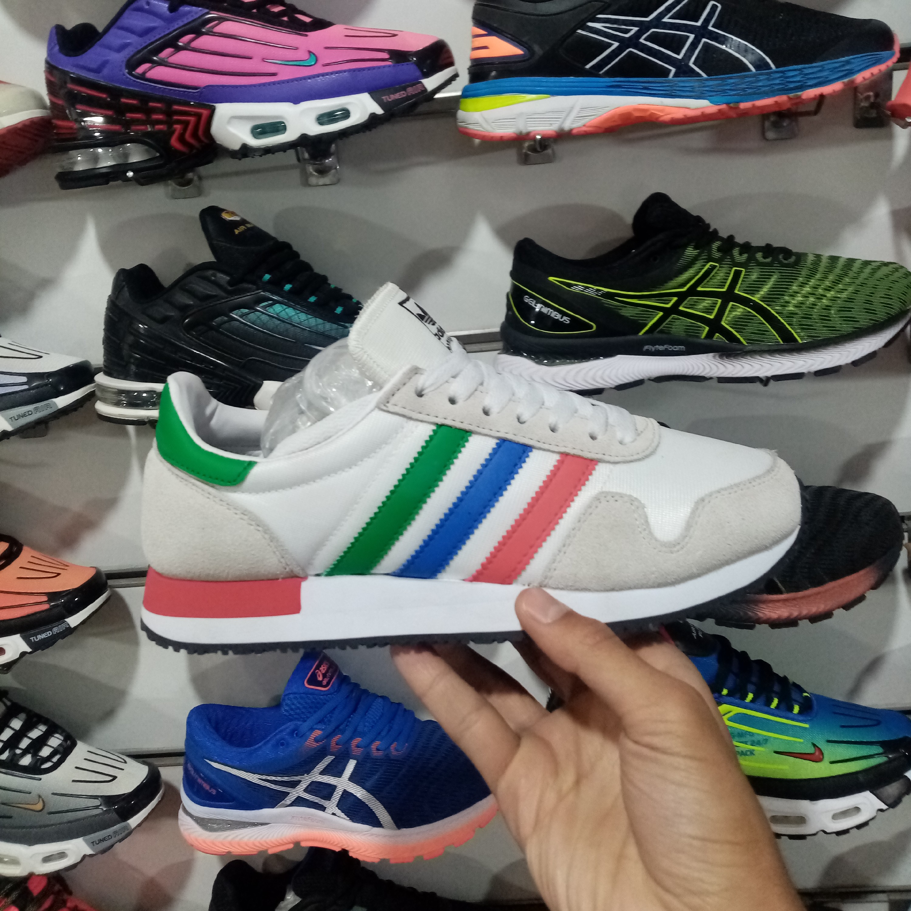 کتونی ادیداس وزن200 رنگ سفید سایز40تا44 برند ادیداس