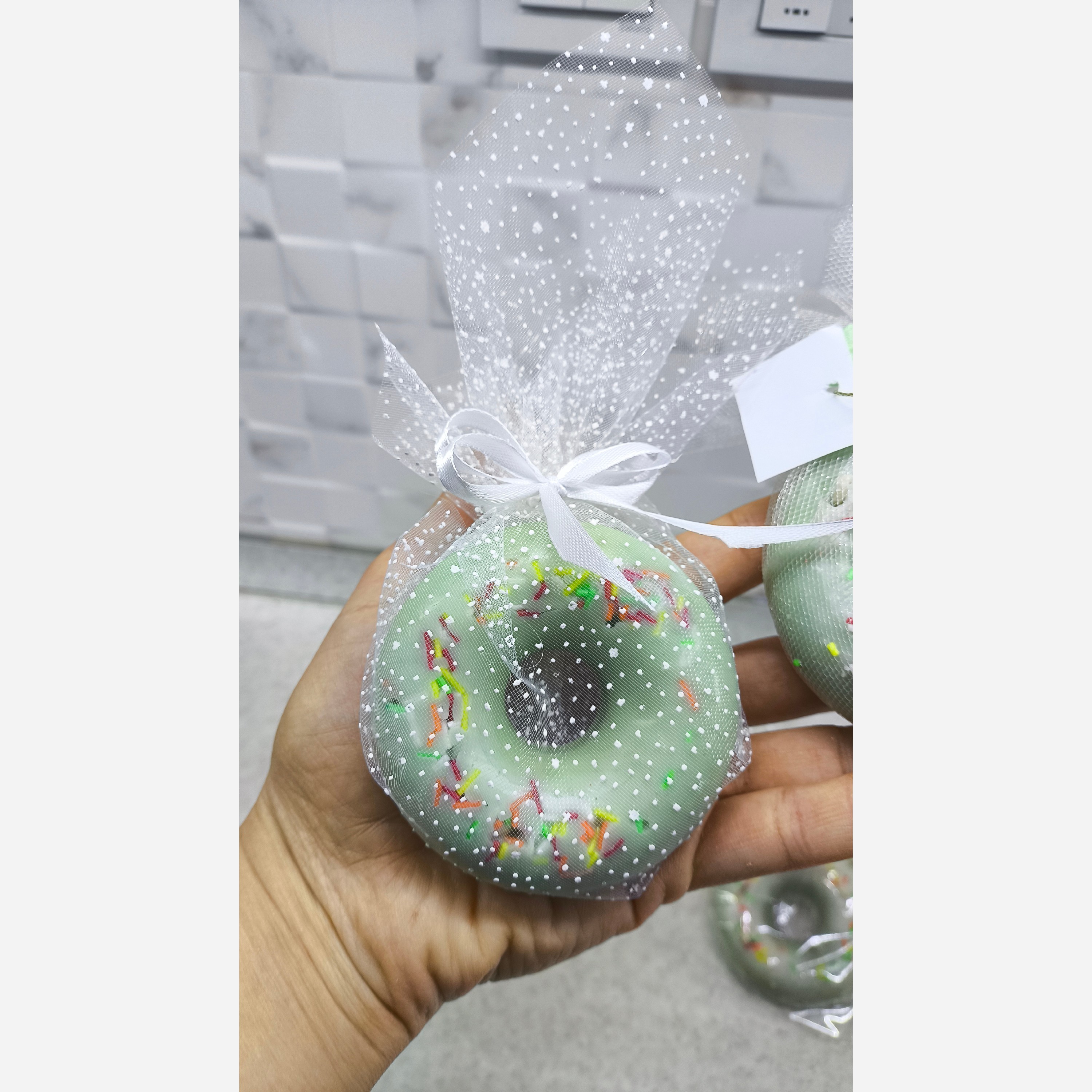 شمع دونات دررنگعای مختلف  مناسب تزیین کیک   دکوری هدیه با بسته بندی طلقی