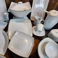 سرویس چینی پردیس طرح جدید شکوفه 105 پارچه 12 نفره درجه یک کف گل