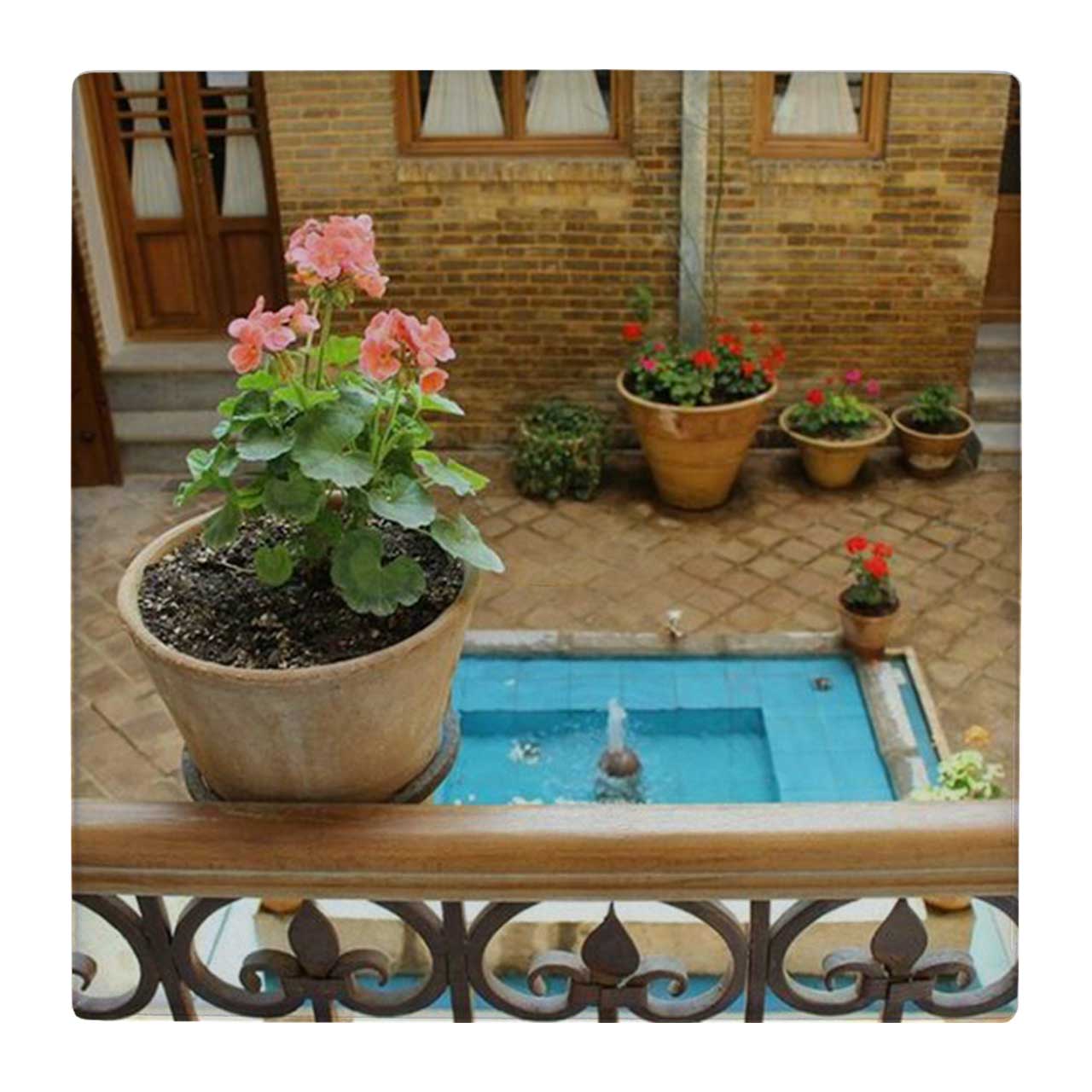  کاشی کارنیلا طرح حیاط ایرانی و گلدان های شمعدانی کد wk4718