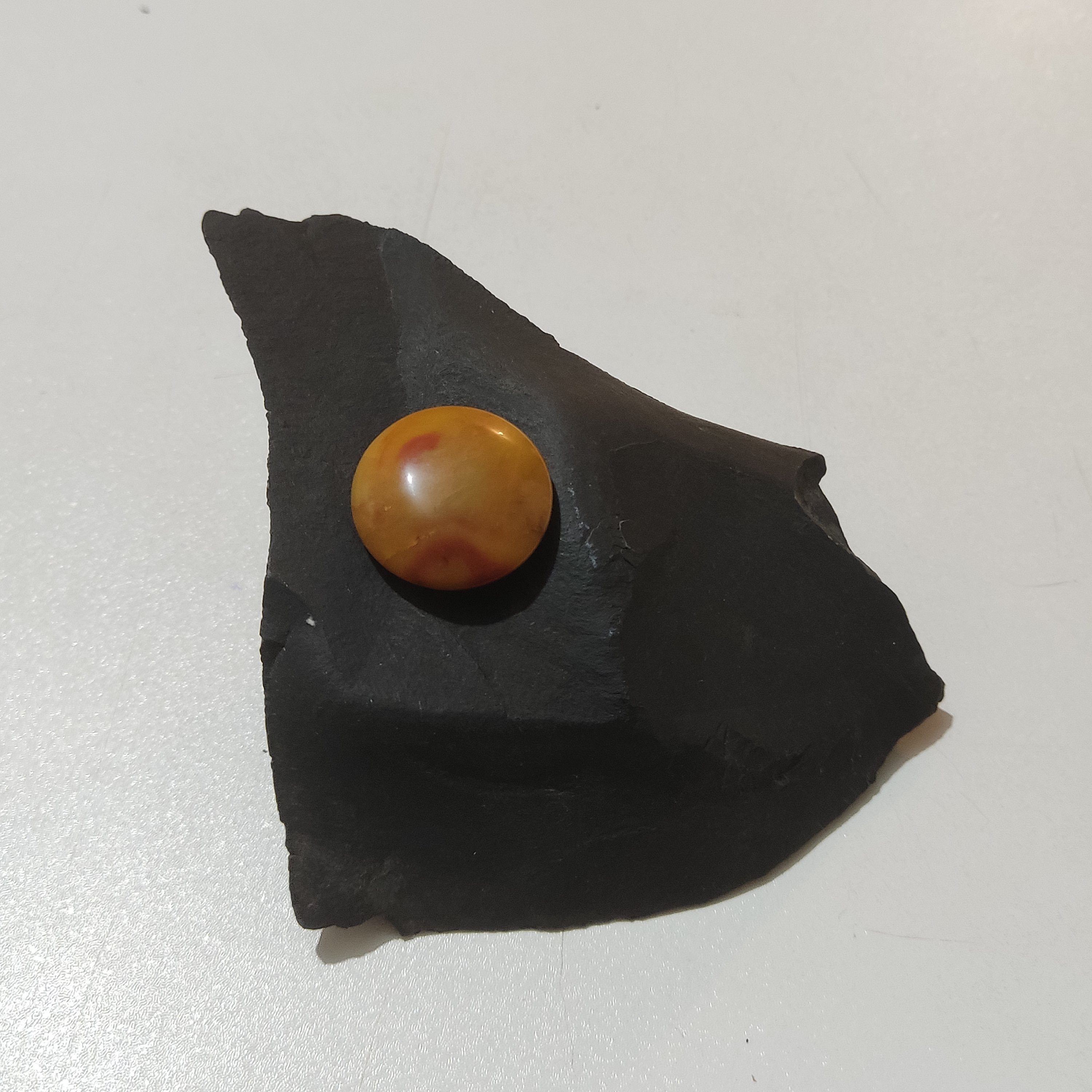 سنگ جاسپر  یا عقیق مات  نارنجی رنگ با تراش دامله به شکل دایره 