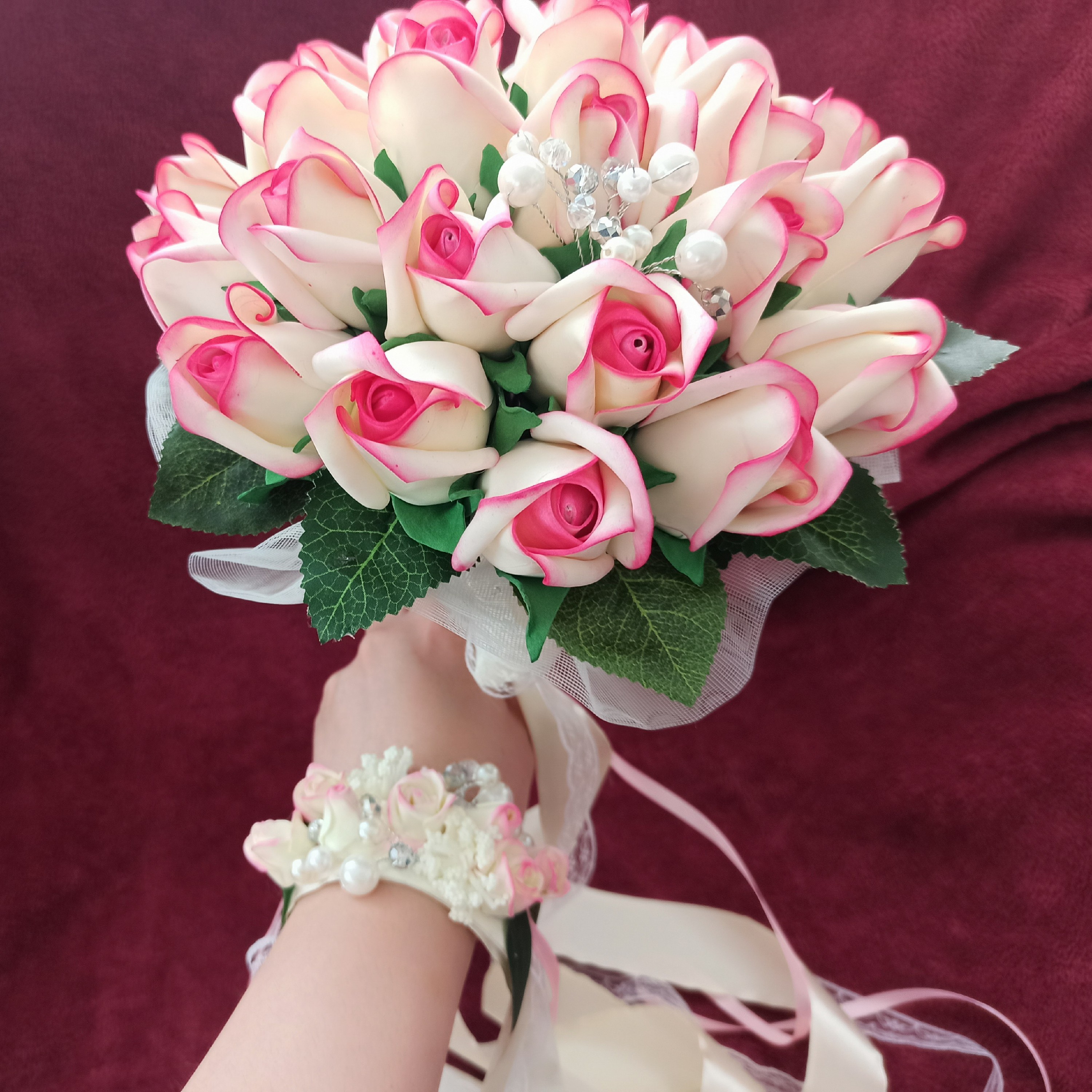 دسته گل عروس مصنوعی ودستبند گل فومی مناسب عقد عروسی 