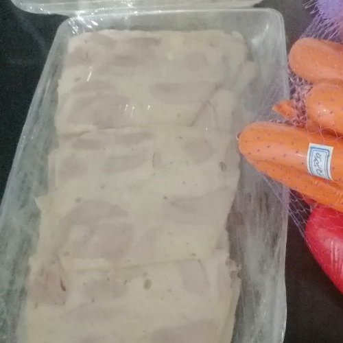 ژامبون بوقلمون از سینه بوقلمون و ران بوقلمون تهیه می‌شود و از ران به عنوان نمایشی داخل ژامبون استفاده میشود
