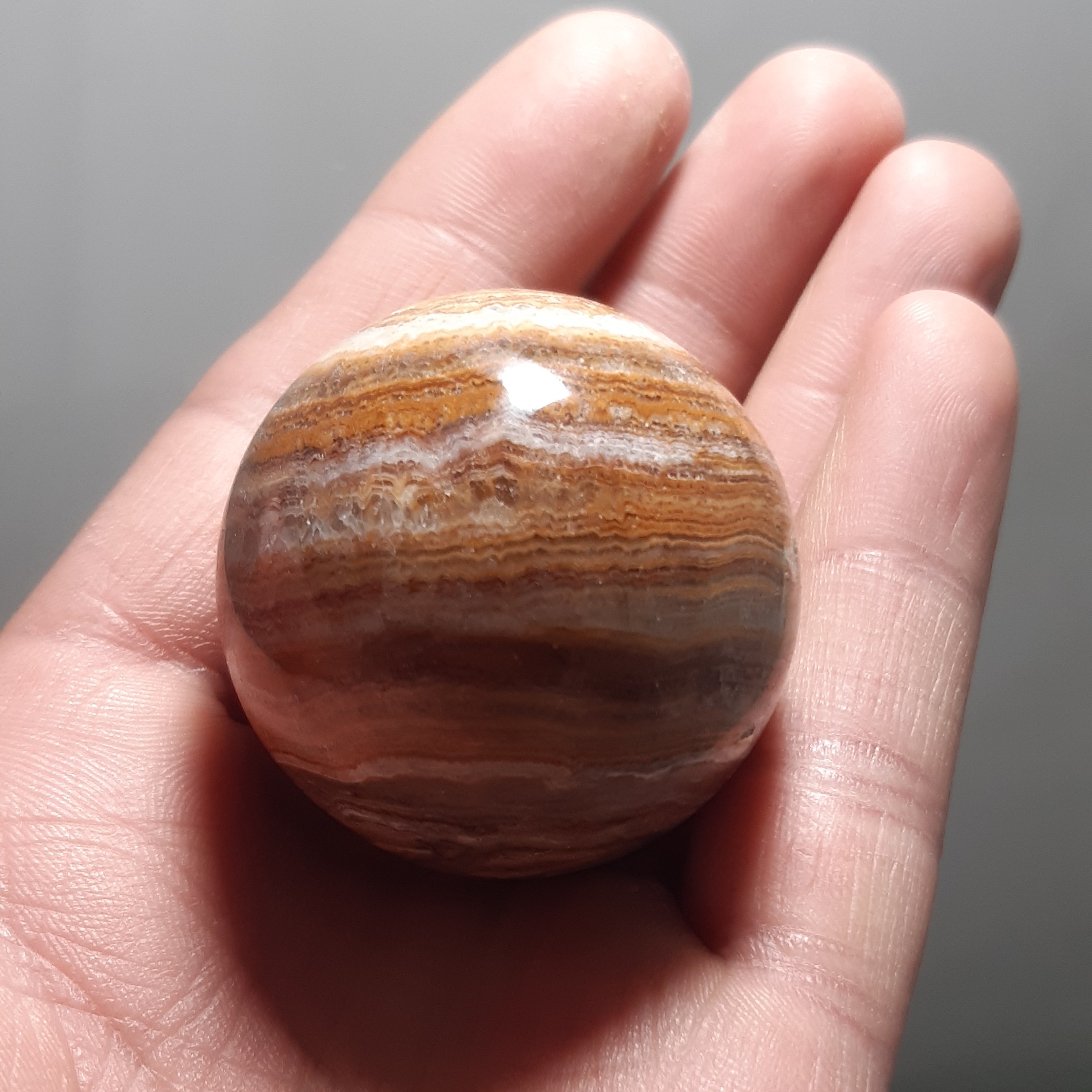 گوی آراگونیت طلایی