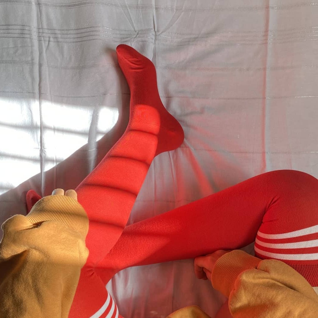 جوراب قرمز سه خط بالازانو فری سایز