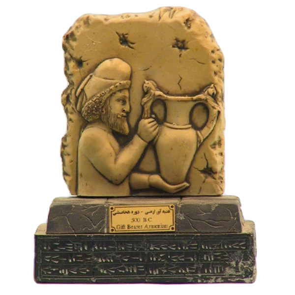 مجسمه تندیس و پیکره شهریار مدل پایه دار هدیه آور ارمنی کد MO2480