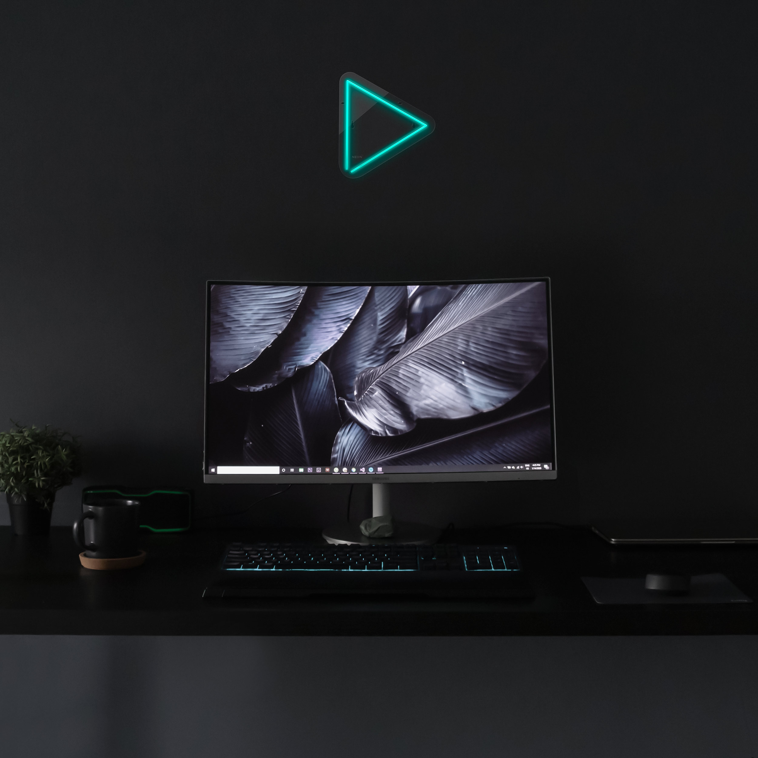 چراغ دیواری نئون دیزاین طرح Play_TBL