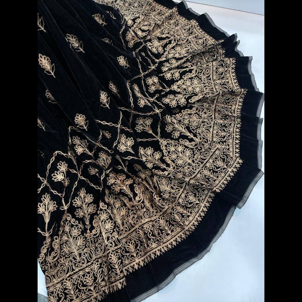 پارچه مخمل 9 هزار سوزندوزی حاشیه دار مشکی سبز سرمه ای آبی کاربنی