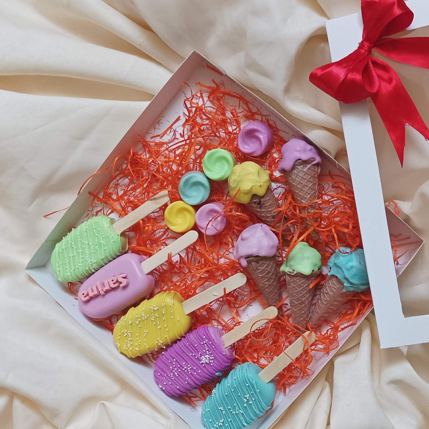 باکس شکلات هدیه شامل ترافل های مغز دارگردویی و پاپسیکلز های شکلاتی