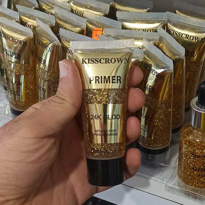پرایمر آرایشی کیس کرون حاوی ذرات طلا با خاصیت روشن کنندگی پوست حجم 50 میلی لیتر 
