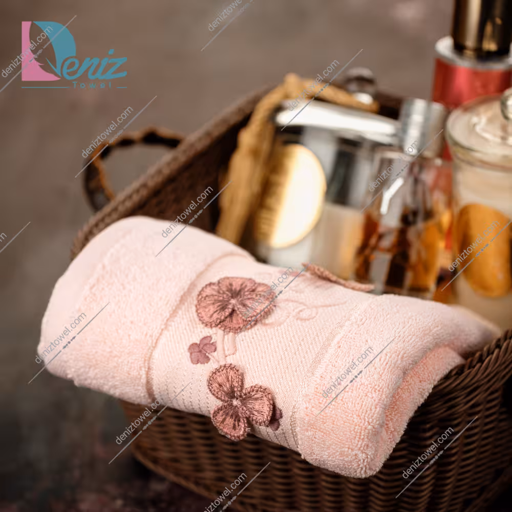 حوله دستی گلدوزی طرح سلین رنگ گلبهی