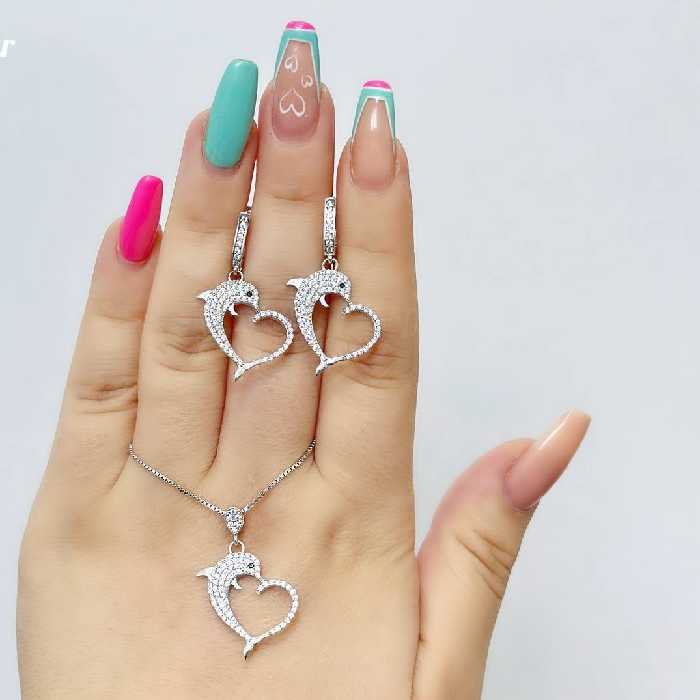 نیم ست نقره همراه با زنجیر  طرح جدید  انتخاب شده از ژورنال خارجی عیار 925 و آبکاری طلا سفید  دارای  و دارای فاکتور معتبر