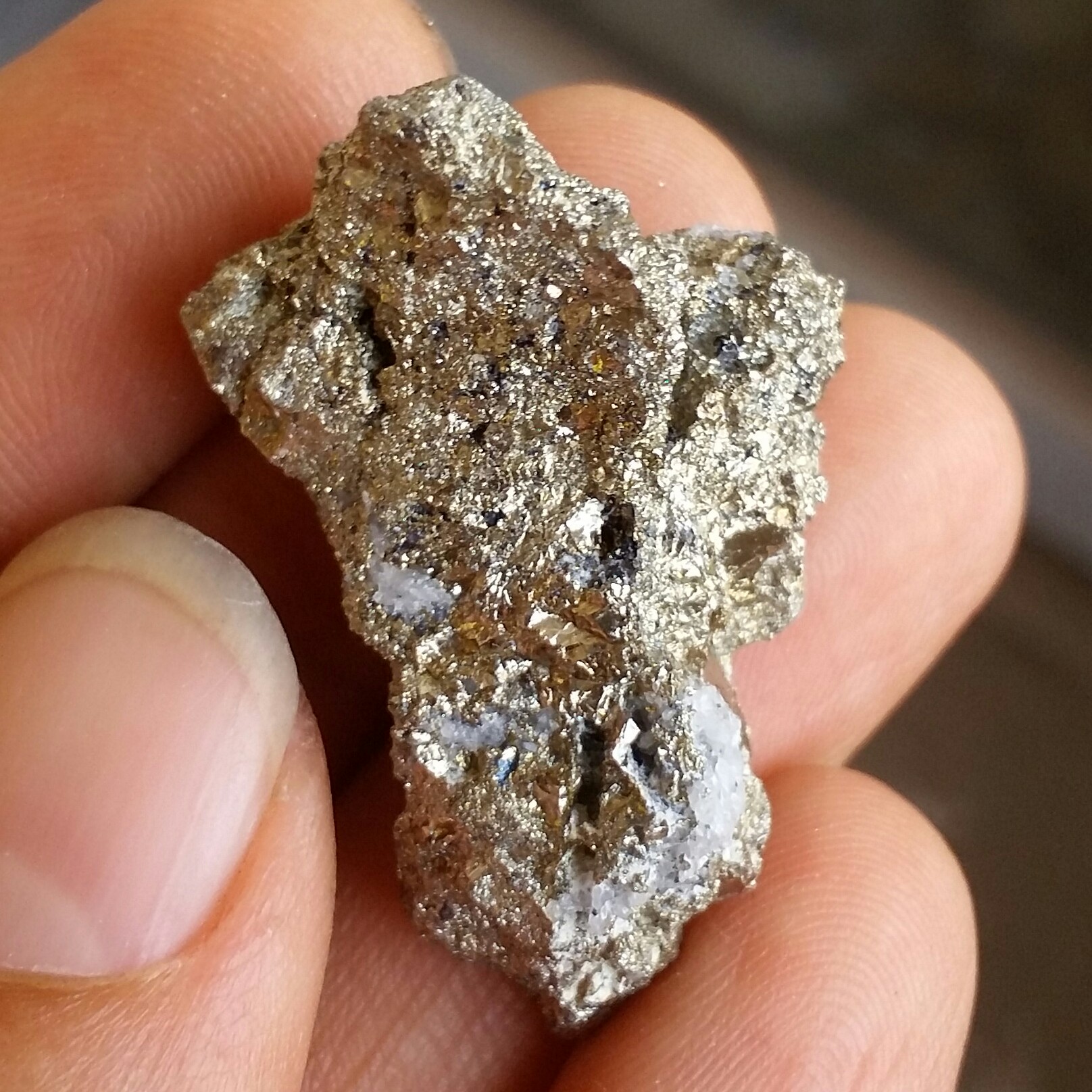 سنگ راف پیریت طلایی حبه شده همرشدی با بورنیت ملقب به سنگ طلا روی بستر 100 در 100 طبیعی شاهکار خلقت
بی نظیر
کد 10440