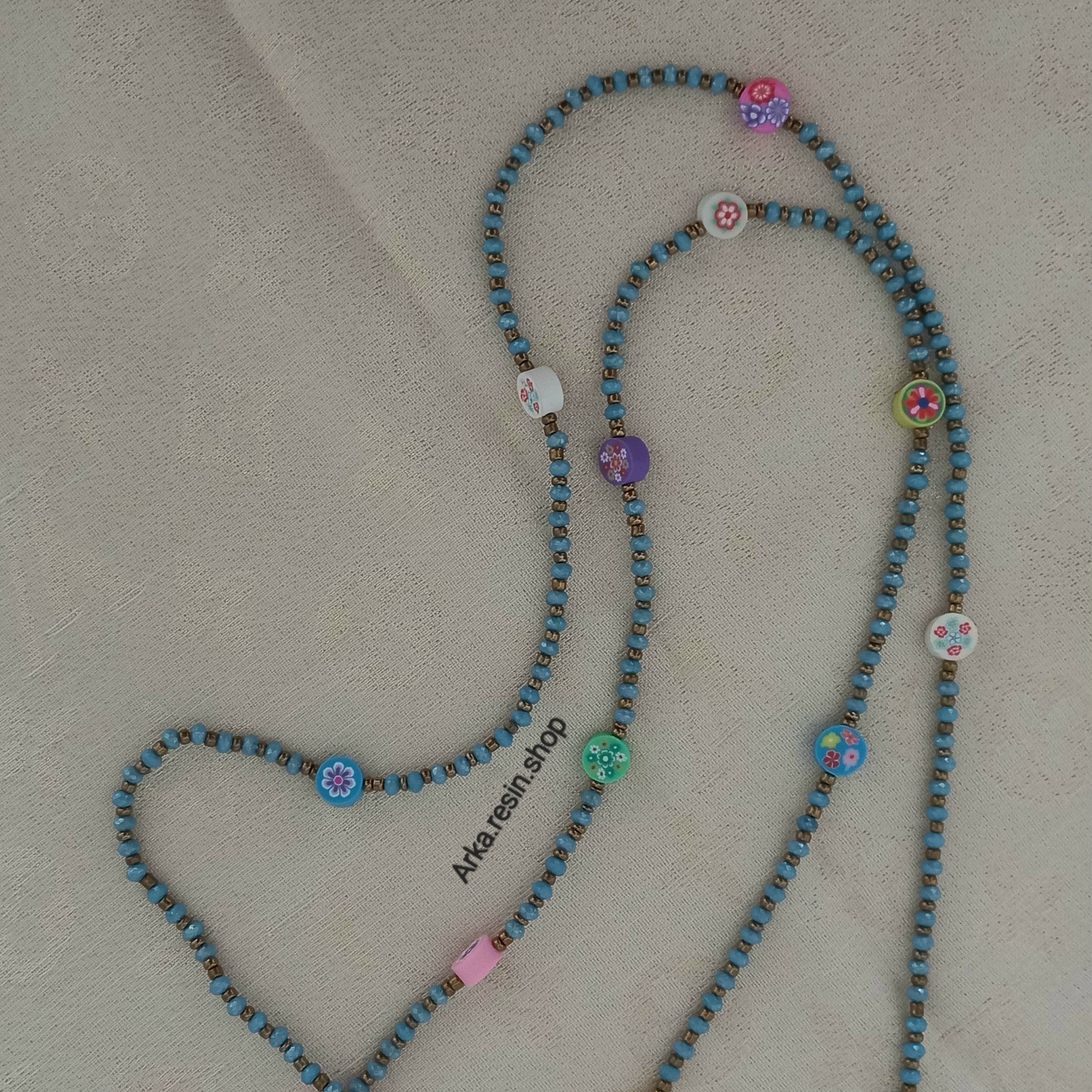 بند عینک مهره ای جذاب به همراه مهره های فیمو ای جذاب و فانتزی ساخته شده با نخ دستبندی(زرگری) نارنجی محکم و مقاوم 